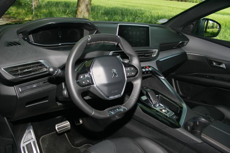 Интерьер Peugeot 3008 GT 2016 года  (WW) (фото 38 из 42)